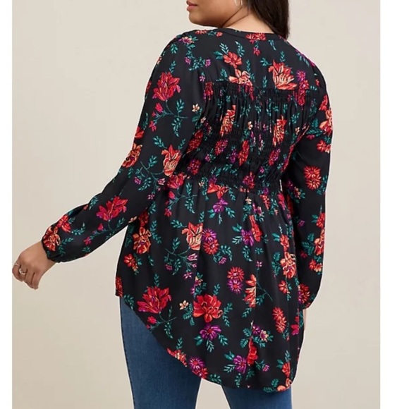 TORRID NWT RAYON TWILL SMOCKED BUTTON-FRONT TUNIC TOP - Picture 3 of 6